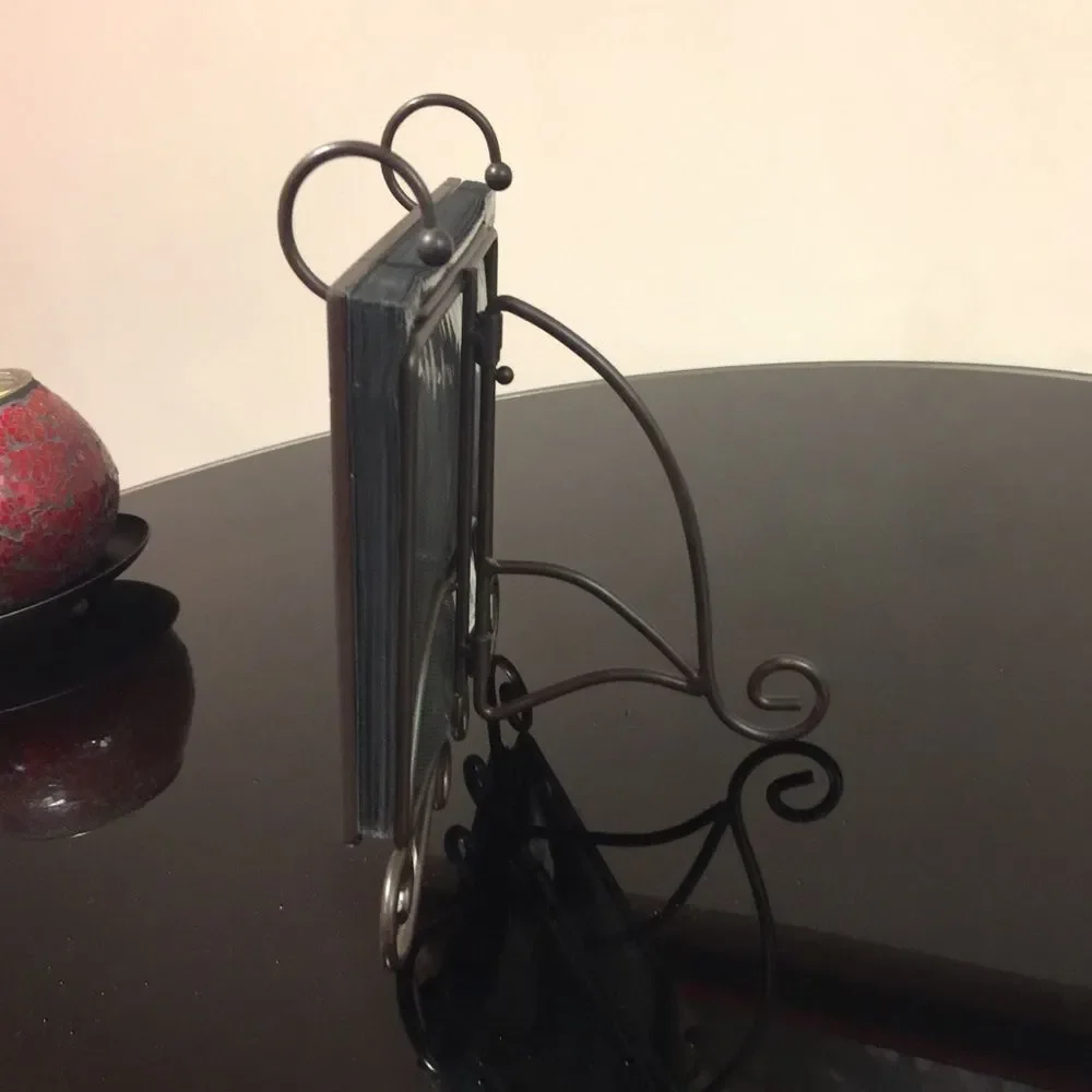 Standing frame that holds 40 picture pages